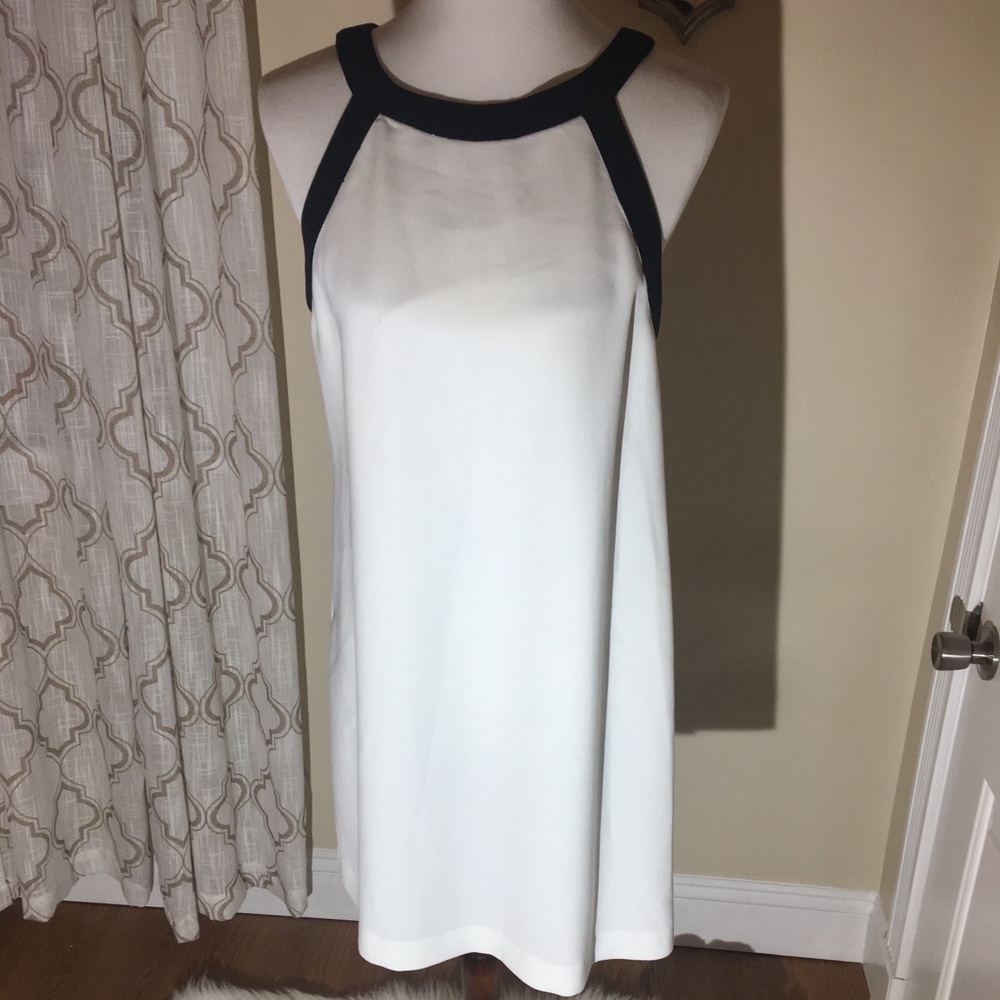 Beautiful Zara white and black dress. 🔥
